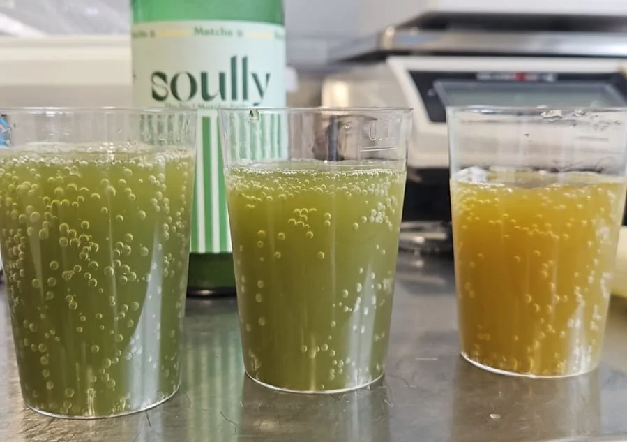 Es ist das Matcha Soda in drei durchsichtigen Bechern zu sehen in jeweils unterschiedlichen Grüntönen.